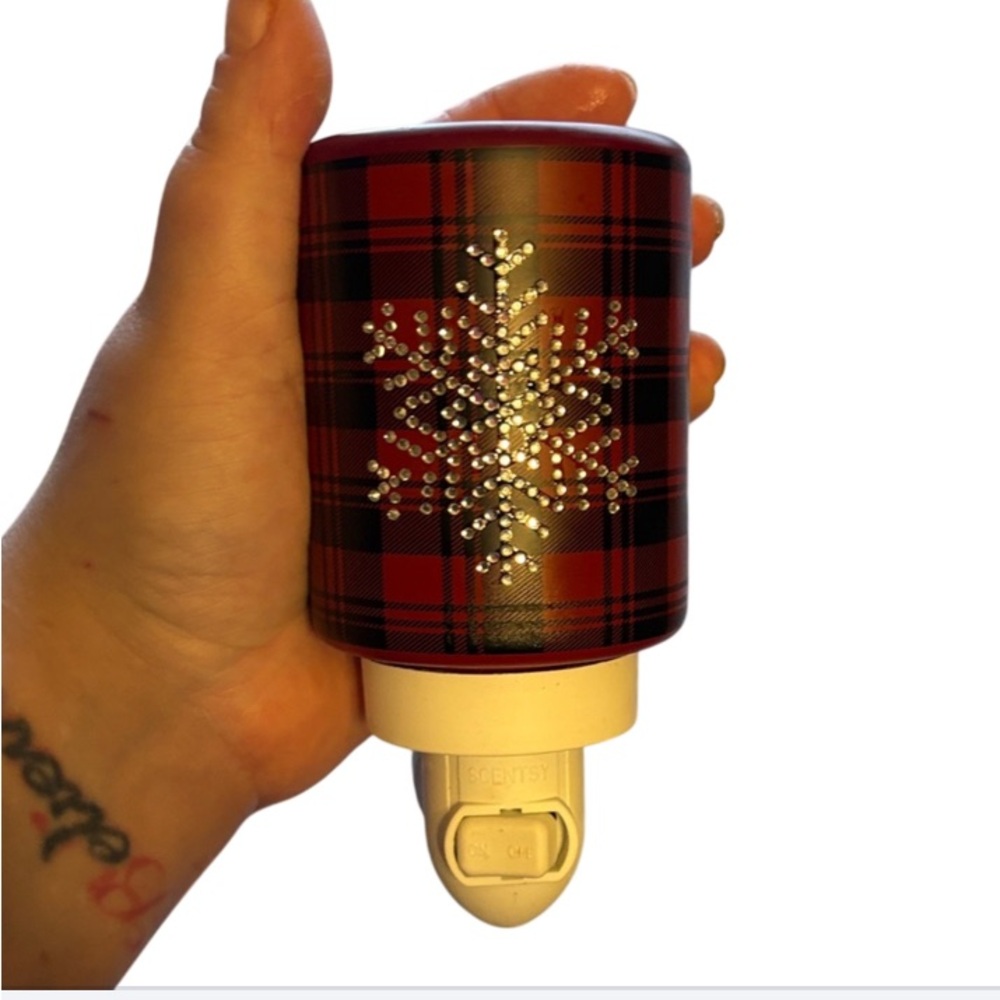 Scentsy Vintage Red and Black Plaid Snowflake Plug-In. NWOT.